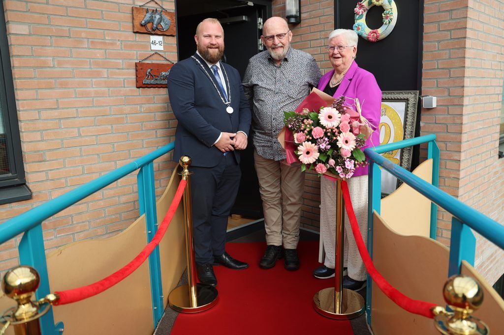 Gisteren hartelijk ontvangen door Albert en Gepka Roorda op de dag waarop ze 60 jaar zijn getrouwd. En vanmorgen een buitengewoon gezellige ochtend gehad bij Henk en Hillie Lowijs. Na 60 jaar zijn de nog altijd verliefd en staan met veel humor in het leven! Proficiat.