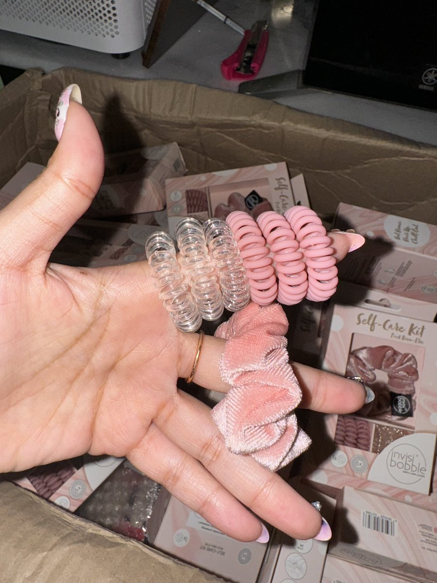 ยางมัดผมแบรนด์ invisibobble เลย ผมไม่เป็นรอย ยืดแล้วไปจุ่มน้ำร้อนกลับใช้ได้อีก ผมไม่ขาดไม่กินผม ชอบมากก ☺️