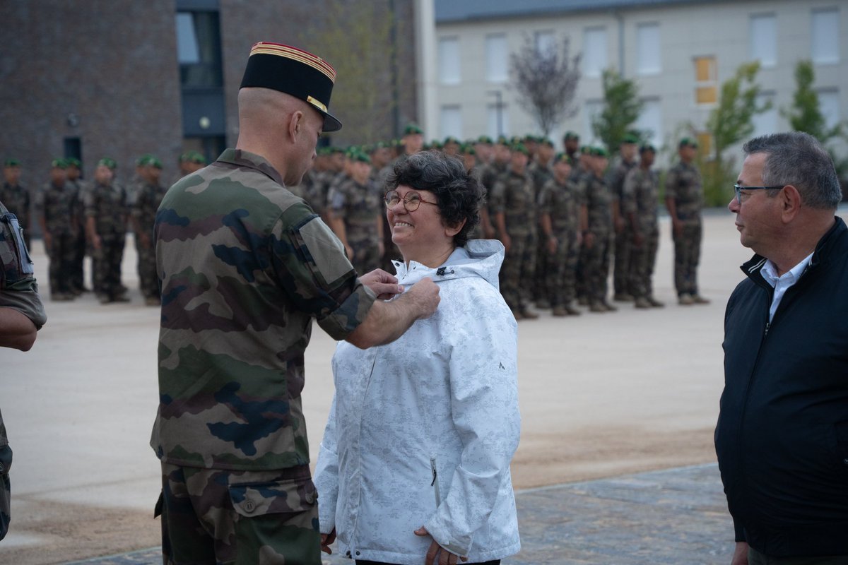 Cdc_13eDBLE's tweet image. [#Alhonneur]

🟢🔴 Appui indispensable au profit des services de la #13DBLE, le personnel civil constitue un vrai soutien pérenne.
Pour leur travail exemplaire, le chef de corps a décerné quatre médailles d'honneur du travail. 🏅🇫🇷

@armeedeterre @LegionEtrangere @3eDivision