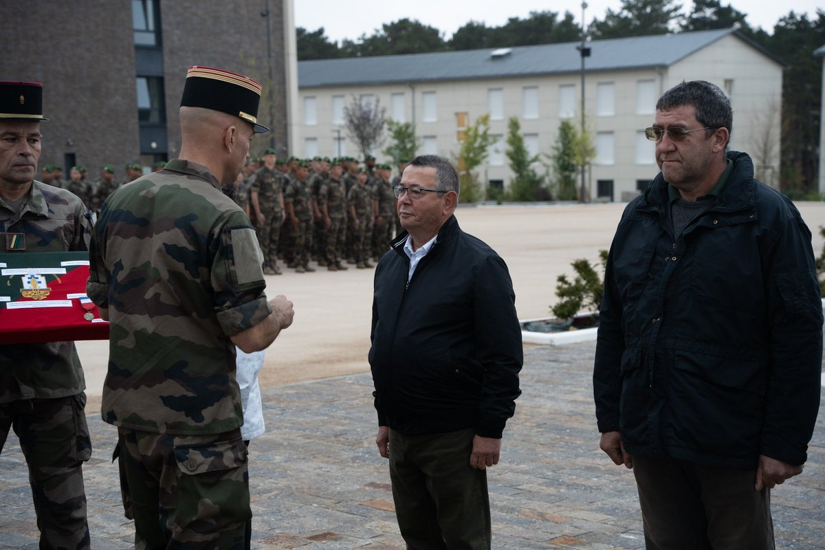 Cdc_13eDBLE's tweet image. [#Alhonneur]

🟢🔴 Appui indispensable au profit des services de la #13DBLE, le personnel civil constitue un vrai soutien pérenne.
Pour leur travail exemplaire, le chef de corps a décerné quatre médailles d'honneur du travail. 🏅🇫🇷

@armeedeterre @LegionEtrangere @3eDivision