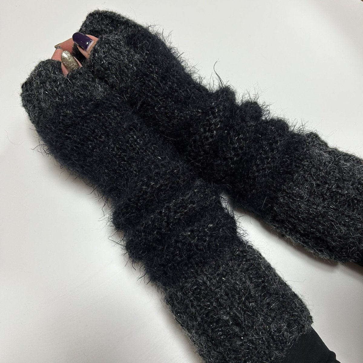 Knitting_RayRay's tweet photo. 黒のミックス糸でアームウォーマーです。
気持ちのいい毛糸です🧶

まだ暑い日が続いていますが、秋と冬の寒い季節に向けて暖かいものを編んでみませんか。

編み物を楽しんでみませんか。

#編み物
#あみもの
#棒針編み
#棒針
#輪針
#アームウォーマー
#レイレイ 
#knittingrayray
#手編み
#毛糸 https://t.co/PCenYVYc9m