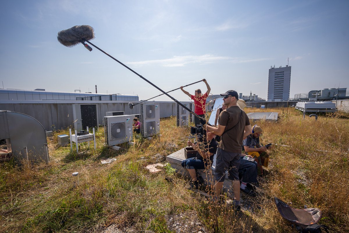 muni_cz's tweet photo. 🎬  O prázdninách natáčela Česká televize u nás na univerzitě pokračování seriálu Tajemství pana M.

Zatímco @RECETOX a @CEITEC_Brno simulovaly vědecké prostředí, @FI_MUNI posloužila při natáčení jako výtvarné lyceum: https://t.co/e7Bx8TGMqV https://t.co/0Wb29QjbiO