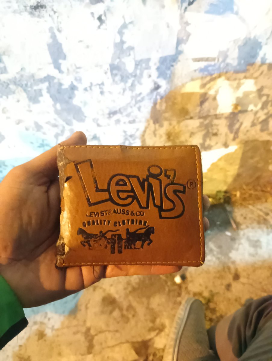 kecruk01's tweet photo. @merapi_uncover Telah ditemukan dompet,berisikan KTP,STNK,dan sejumlah uang...,dompet merk Levis atas nama Reza Haris Kurniawan,yg merasa kehilangan bisa hub no/wa:082325633191
Syarat pengambilan,bawa FC KTP sesuai di dompet dan orang yg sama sesuai di KTP.., terimakasih, https://t.co/IleTIubFpZ