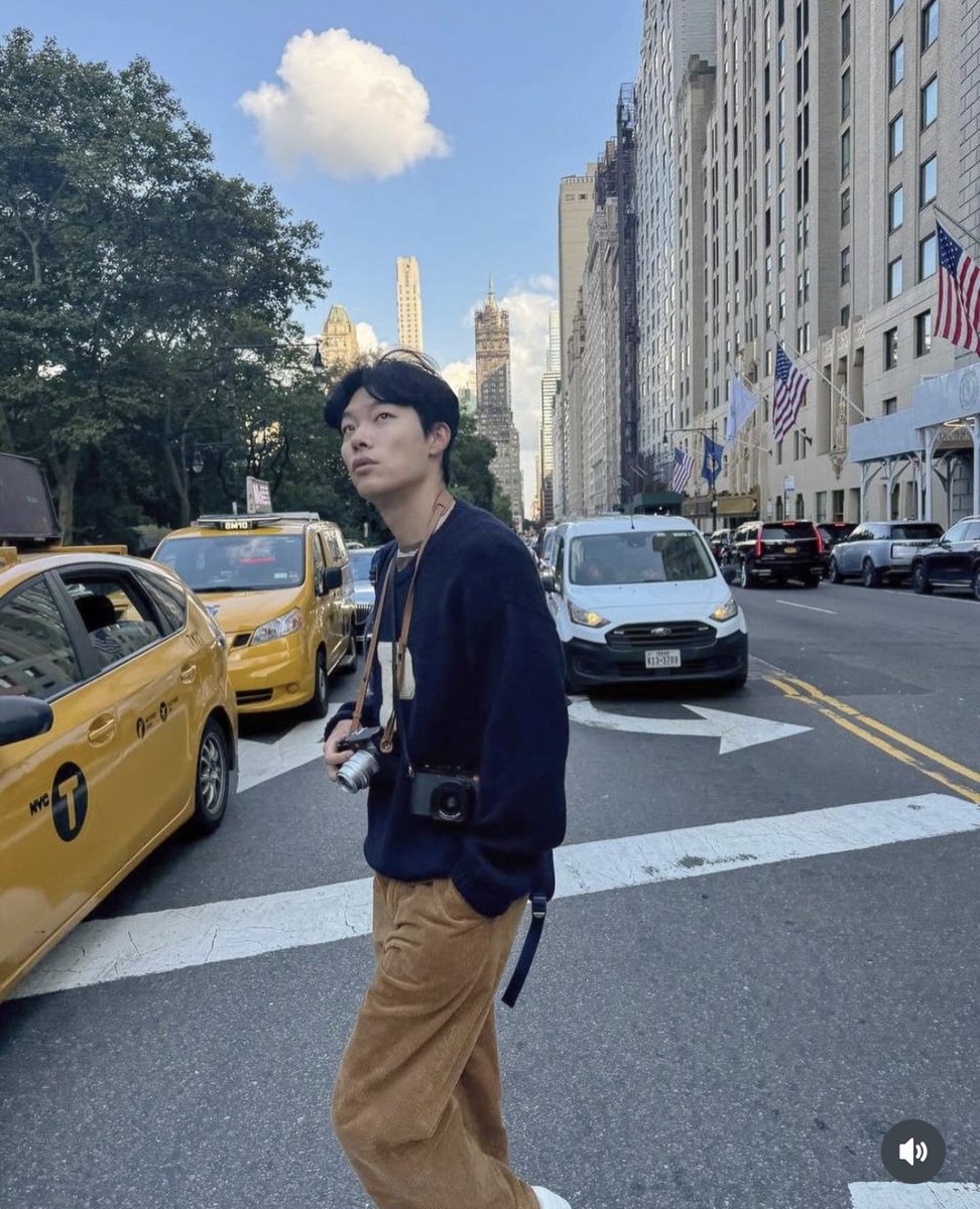 sloppypoppy's tweet photo. dia ga ganteng emang,
dan kelakuannya ke Hyeri + Han So Hee emang malesin bgt 😪😪

tapi dia masih the best dressed men di k-entertainment industry (menurutku ya!) apa yg dia pake ga pernah ga bagus 

btw itu sweater P-nya = Poppy 🤣🤪 https://t.co/dNJpLySQnx