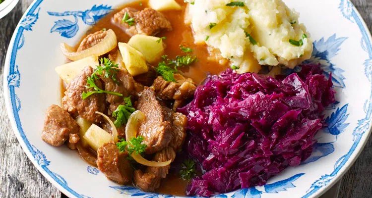 MFrancooy's tweet photo. Manlief is mijn kok ❤️🧑🍳#stoofvlees #rodekool #aardappelpuree 😋😋 https://t.co/K9OgzUQ2Cz