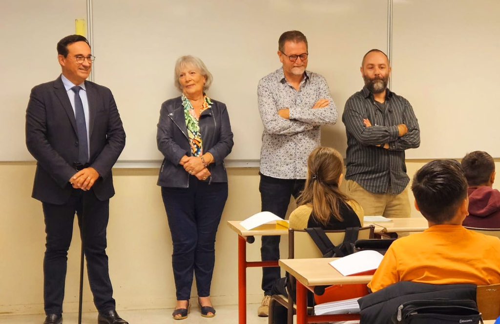 Hier matin, avec <a href="/MaltraitAnneM63/">Maltrait AnneMarie</a>, <a href="/Bionnier_Cedric/">CEDRIC BIONNIER</a> et Thierry Vidal élus de la commune, un super moment avec les collégiens du collège de <a href="/Chatel_Guyon/">Ville de Châtel-Guyon</a> pour la traditionnelle distribution des kits de rentrée ! 📚

Sympathique et énergisant ! 😇💪🏻😇