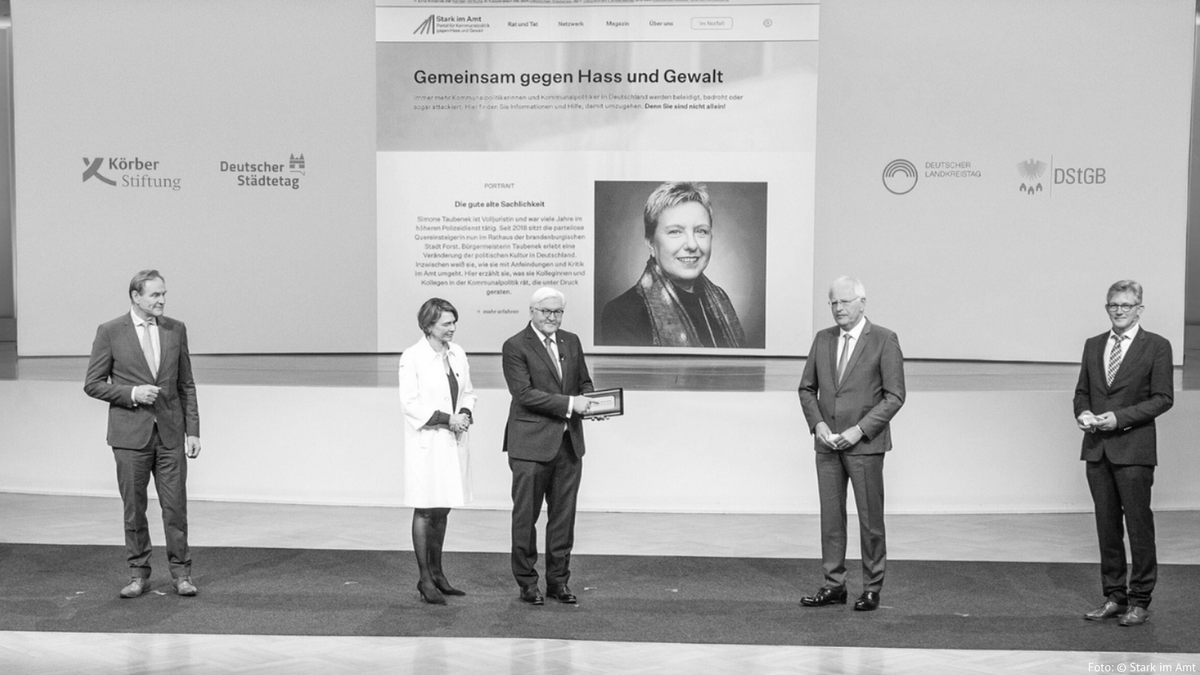 Unser #ProjektderWoche: "Stark im Amt – Portal für Kommunalpolitik gegen Hass und Gewalt" <a href="/KoerberIP/">Körber-Stiftung IP</a> <a href="/staedtetag/">Deutscher Städtetag</a> <a href="/DLTonline/">LANDKREISTAG</a> @Gemeindebund. #StarkimAmt und #starkeStelle richten sich an von Hass und Hetze betroffene kommunale Amts- und Mandatsträger*innen➡kulturelle-integration.de/2024/09/11/pro…