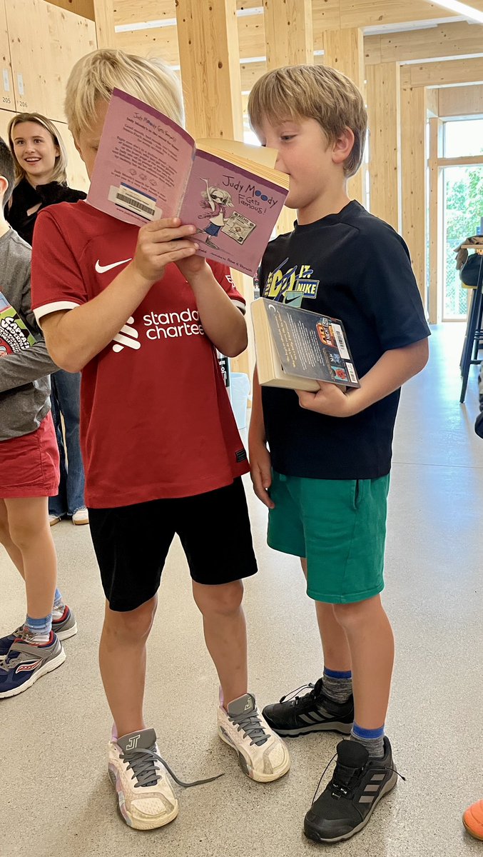 Books and music! There’s nothing like finishing off our Learning Hub time with an impromptu singalong of our school song accompanied by Mr. Bavaro on guitar! #whoweare