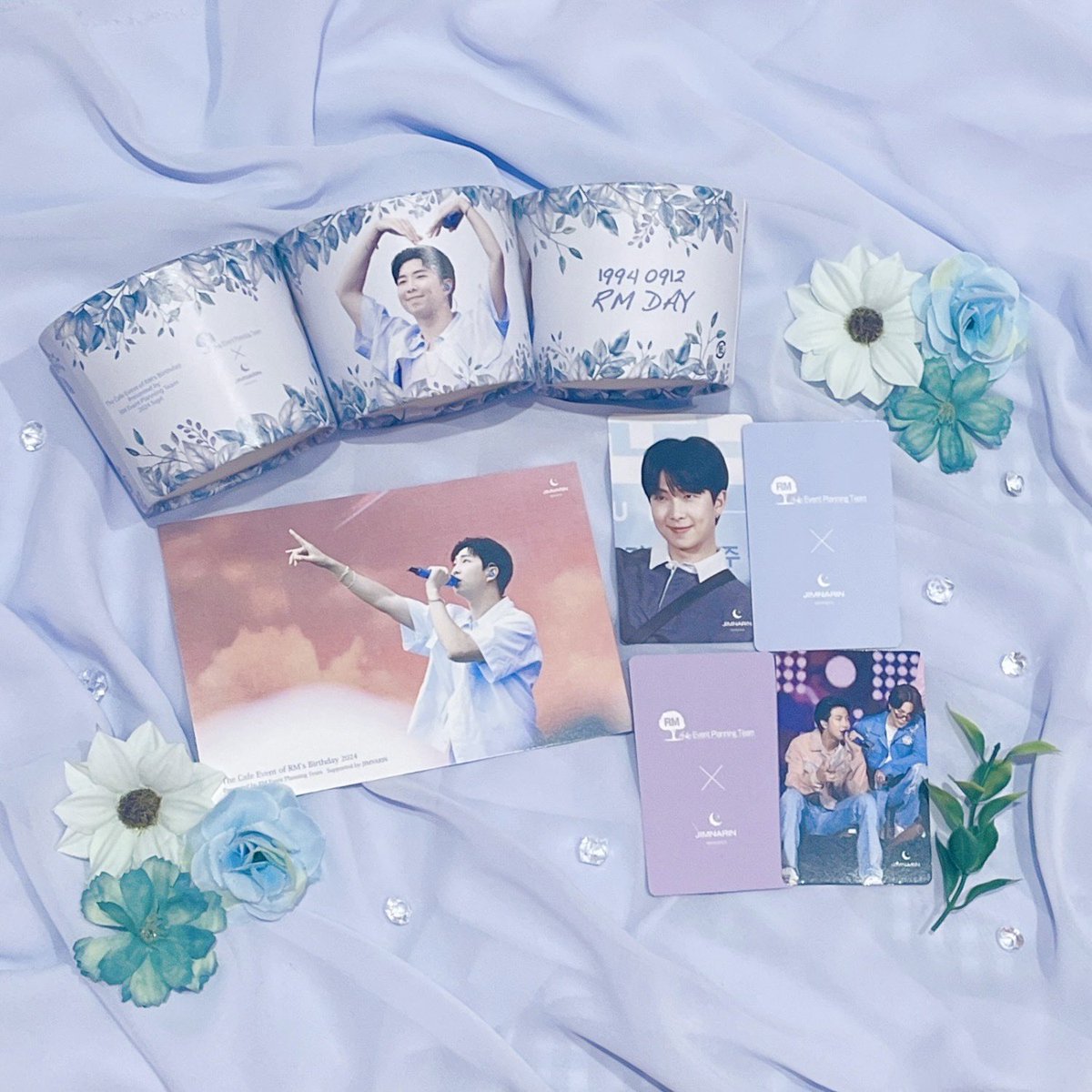 yolumlovesyou's tweet photo. #BTS #RM さん9/12
お誕生日おめでとうございます🐨ケーキセット特典ミニポスターがお誕生日に100枚追加となりました💜
@rmeventplanning 様
🐨カップ+フォトカード2枚+ポストカード
🐨お誕生日9/12特典シーリングスタンプ30名様
🐨ケーキ🐨ケーキセット特典ミニポスター先着100名様🐨お名前クッキーなむじゅん🐨アイシングクッキー
#RMDAY #ナムジュン
#SpringAlwaysBeenHere
#RM_EPT
