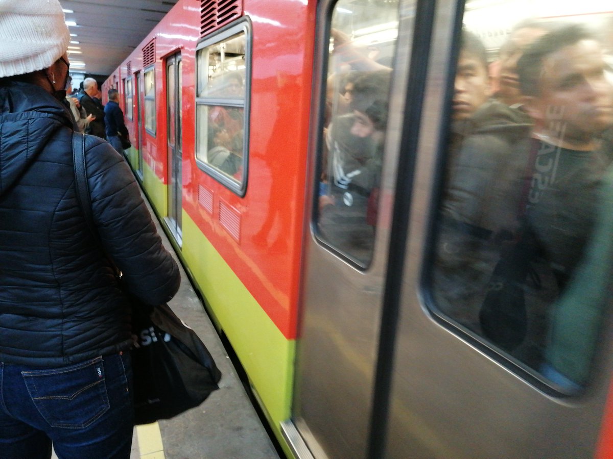 soloxopinar's tweet photo. @MetroCDMX @multimediostv @HechosAM @nmas @hechos  línea 9 Mixiuhca, como pretenden que podamos subir si cada tren tarda más de 5 minutos en pasar un poquito de empatía por favor https://t.co/9DWDk5btU0