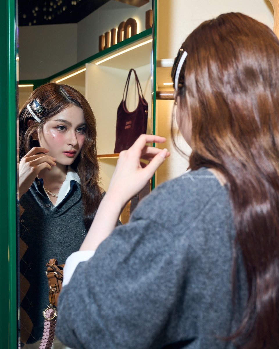 ขอนำภาพบรรยากาศ ‘พรีม-ชนิกานต์’ ที่ได้เข้าร่วมงาน Miu Miu Balmoral Pop-up Event ที่ฮ่องกง มาฝากแฟนๆ ค่า 

#MiuBalmoral
#MiuPenny
#MiuMiu
#GMMTV