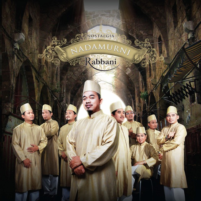 FaktaBukanAuta's tweet photo. Tahukah anda selepas Al-Arqam diharamkan pada tahun 1994, kumpulan Nasyid mereka yg bernama Nada Murni serta The Zikr menubuhkan beberapa kumpulan nasyid baru iaitu Rabbani, Raihan dan Hijjaz.

Ramai yg taktau bahawa Rabbani, Raihan & Hijjaz kena boikot dek jemaah Al-Arqam kerana kumpulan ini menjauhkan diri dari serpihan Al-Arqam iaitu Rufaqa Corporation.

Jemaah Rufaqa cuba angkat kumpulan nasyid mereka sendiri iaitu Mawaddah tetapi masih gagal menyaingi hatta Hijjaz sekalipun.

Raihan pula di tahun 1997 terus mendunia apabila dijemput membuat persembahan di hadapan Queen Elizabeth.

Memang power bab ekonomi & seni muzik Al-Arqam ni. Tang tu kita respek. Tapi bab akidah jangan ada kompromi!