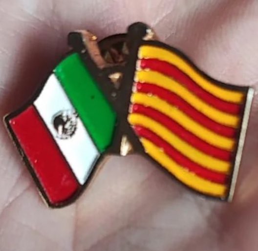 ¡Feliç Diada de Catalunya!
<a href="/MEXCATBarcelona/">MEXCAT</a> ha fet aquest pin fusionant les dues banderes per celebrar el mes patri Mexicà i el dia Nacional de Catalunya, m'ha semblat xulíssim, ja que les dues cultures són molt importants per a mi.