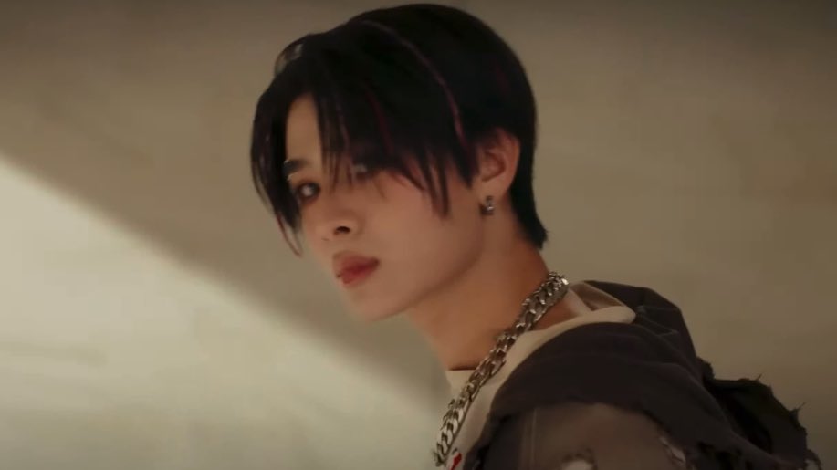 gwelryy's tweet photo. น้องไทยปรับลุคใหม่ในMVน้องชายโคตรเท่เลยขนลุก🔥❤️‍🔥 ㅠㅠㅠㅠ! 

 #BUS_LIAR_MV #THAIchayanon https://t.co/yKJiy4UsI9