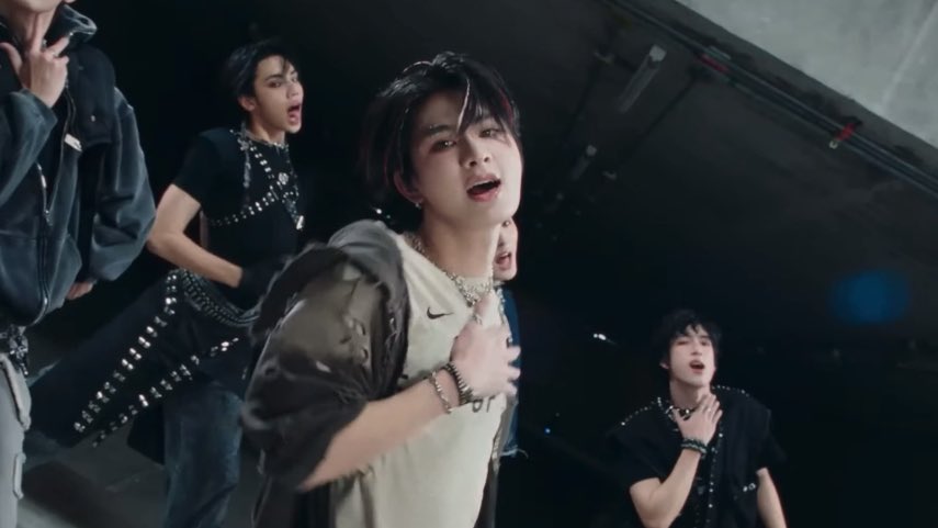 gwelryy's tweet photo. น้องไทยปรับลุคใหม่ในMVน้องชายโคตรเท่เลยขนลุก🔥❤️‍🔥 ㅠㅠㅠㅠ! 

 #BUS_LIAR_MV #THAIchayanon https://t.co/yKJiy4UsI9