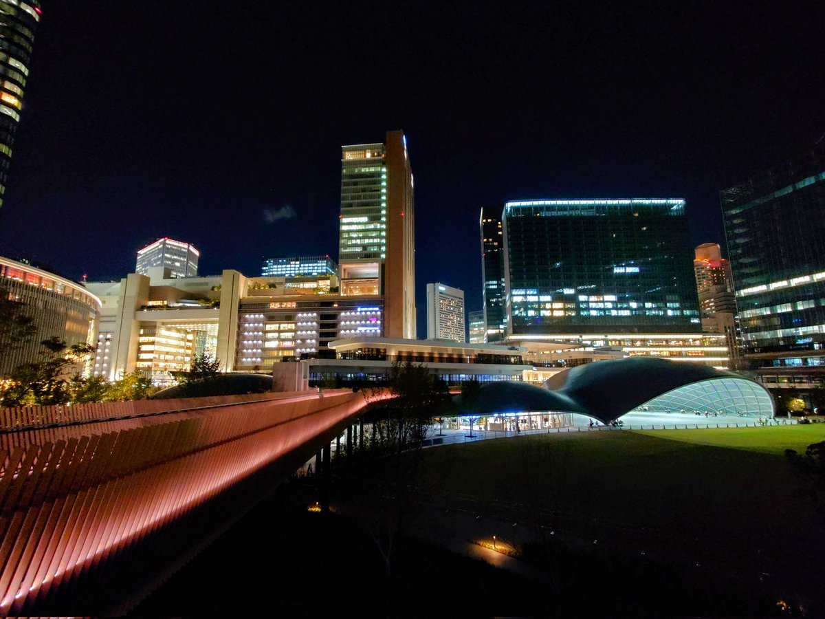 よる散歩
駅前に不思議な空間
グラングリーン大阪

ロートハートスクエアうめきた
って一日100万円で利用できるんだ🙄