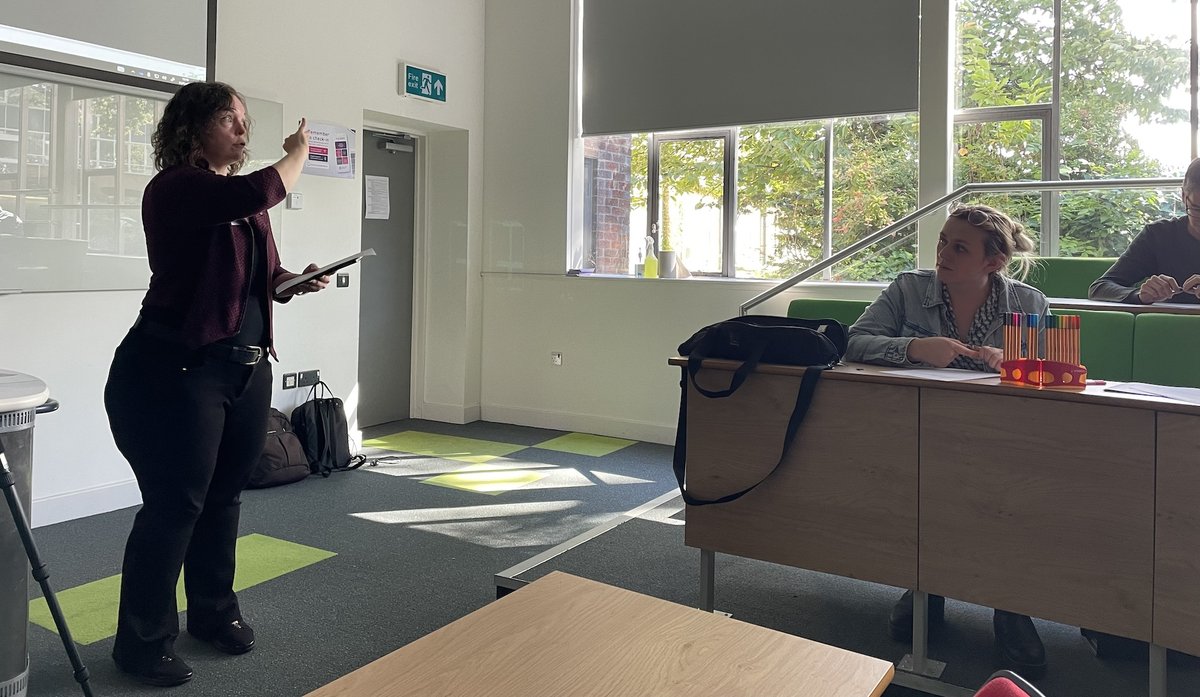 Alison Knight (U York) presenting data on "orientations to suspect responses in police interrogations" to the in-person #ForensicCA #EMCA data session while online data sessions (with André Buscariolli from UCSB and Eve Mullins &amp; Steve Kirkwood from Edinburgh) are ongoing.