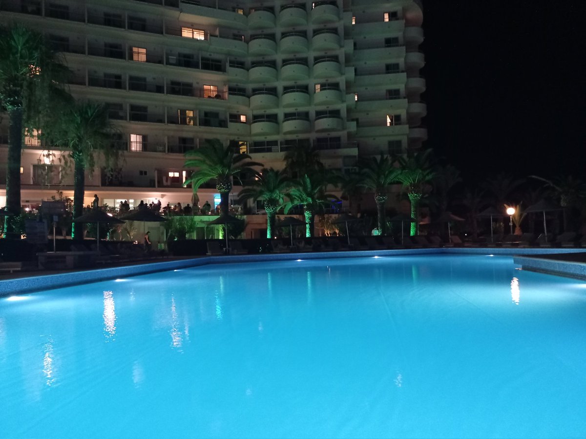 marcinwnuk2024's tweet photo. Jakbyście kiedyś mieli okazję zagościć na przepięknej greckiej wyspie Rodos i akurat bylibyście w hotelu Pegasos oraz mieli ochotę coś poczytać na leżaku, to od dziś w tamtejszej biblioteczce dostępne są moje dwie książki #rhodos #grecja #pegasos #książka #czytanie #hotel https://t.co/TwzQCBO7ir