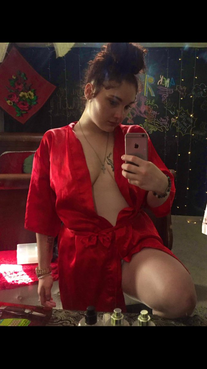 ChloeManson666's tweet photo. invite me on those couples trips this summer, i'll find someone when we get there 😂🤣😋 #DateOhio #TheLand #Chloe #Ass #Titties #PayToPlay #Freaky #IsRedMyColor #OnlyFans #PrettyPussy @Ginger_Tonic_ 🫶🏽Myyyyyy #RideOrDie 💦👅😮‍💨#Toys #Duos #PrettySmile to go with my #BangingBody https://t.co/VXPl7hAOM8
