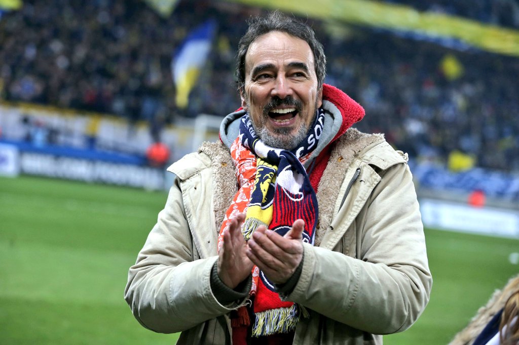 Didier #Roustan disparaît, comme un certain football dont il était le plus grand défenseur. On n'oubliera pas le ton, la voix et la gueule. On se souviendra qu'il était une bible et une philosophie. Une boussole, même, à une époque où ce merveilleux sport s'égare.