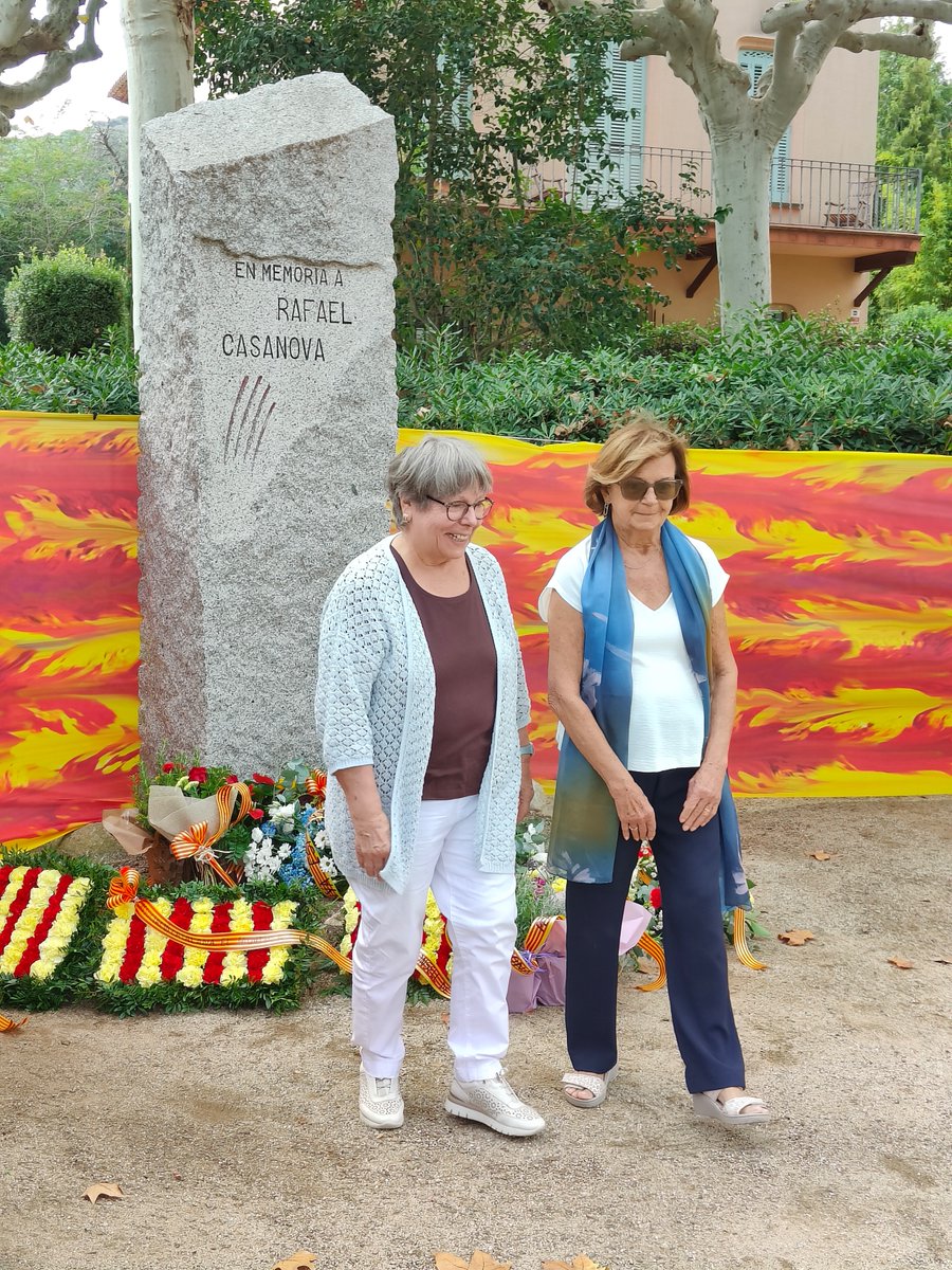 UnitatArgentona's tweet photo. Avui, Diada Nacional de Catalunya, hem fet una ofrena floral al monument a Rafael Casanova i Comes, conseller en cap de Barcelona el 1714 durant la lluita contra l'exèrcit borbònic, i hem llegit un manifest reivindicant la llengua catalana i l'u d'octubre.

Continuem lluitant per recuperar la plena sobirania i llibertats que ens van arrabassar llavors.

Aquesta tarda serem a Barcelona a la mobilització convocada per l'@assemblea