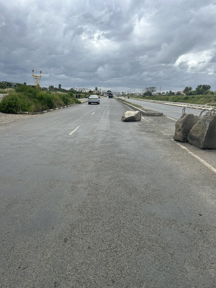 enockandal's tweet photo. @KeNHAKenya @TransportKE, there’s a huge boulder dangerously lying on the inner lane along Jomvu Road, right under the airport approach lights in Mombasa. It’s been there for a week now and nobody seems bothered by it. That’s a disaster waiting to happen. Fix it. https://t.co/PrZEDTvwp3