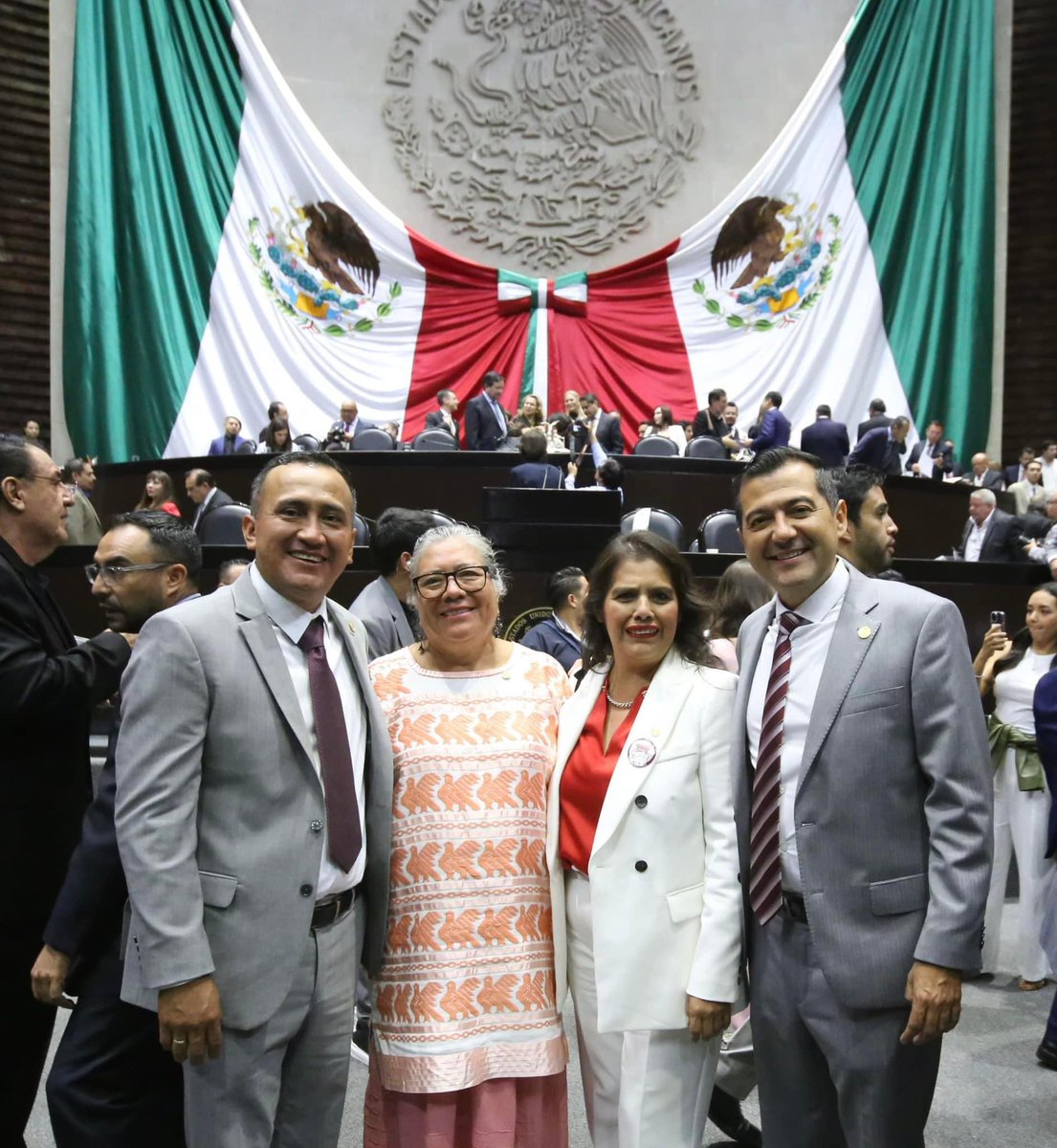 salomonj's tweet photo. Felicito a la Cámara de Senadores, en especial a las y los senadores oaxaqueños, por la aprobación a la reforma al Poder Judicial propuesta por el Presidente @lopezobrador_. Desde Oaxaca, celebramos esta decisión con la que el acceso a la justicia será garantizado para todas y todos los mexicanos.

Este es un momento histórico, porque estamos transformando el sistema de justicia del país, cumpliendo con el pueblo de México.