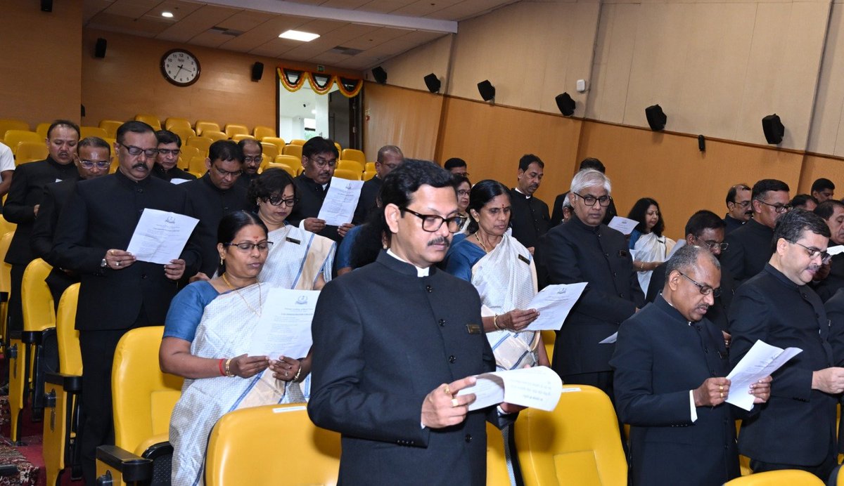 NADT_Official's tweet photo. Prof.Shrikrishna Deva Rao, Vice-Chancellor,NALSAR University,Hyderabad in the presence of Shri.Anand Baiwar,DG,NADT and ADGs of NADT, Nagpur inaugurated "Uttarayan-2024",a seven week training programme for newly promoted Assistant Commissioners of Income Tax at NADT,Nagpur today. https://t.co/h9kotNGTYl