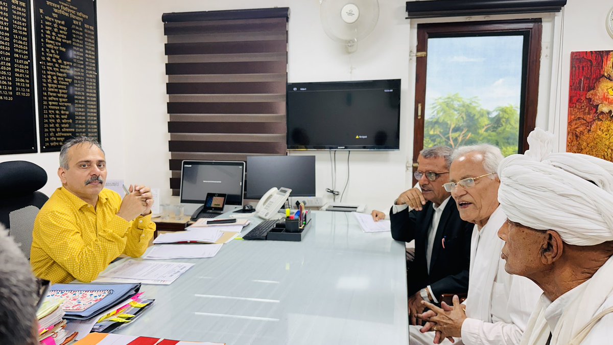 meelrajaram's tweet photo. आज आरक्षण अधिकार मंच की टीम ने मुख्य सचिव व DOP सेक्रेटरी से मुलाकात की, जिसमें ओबीसी, एससी, एसटी, एमबीसी जैसे आरक्षित वर्गों के लिए राजस्थान लोक सेवा आयोग द्वारा जारी आरएएस-आरटीएस-आरपीएस भर्ती 2024 के विज्ञापन में आरक्षण नियमों की अनदेखी से अवगत करवाया।  
वर्तमान विज्ञापन में आरक्षित वर्गों को संविधान और कानून द्वारा निर्धारित आरक्षण का पूरा लाभ नहीं मिल रहा है, जो कि गंभीर चिंता का विषय है।  
हमने मुख्य सचिव व DOP सेक्रेटरी से मिलकर कहाँ की इन वर्गों के लिए तयशुदा आरक्षण को पूरी तरह लागू करते हुए पदों की पुनर्गणना की जाए और संशोधित विज्ञापन तुरंत जारी किया जाए।  

मुख्य सचिव व DOP सेक्रेटरी दोनों ने हमें यह आस्वासन दिया है कि इस मामले को जल्द से जल्द दिखाकर सुधार किया जाएगा।
समान अवसर और आरक्षित वर्गों के अधिकारों की सुरक्षा के लिए हमारा संघर्ष जारी रहेगा।  

आप सभी का सहयोग और समर्थन इस मुहिम को और मजबूती देगा!

#आरक्षण_अधिकार #समान_अवसर #न्याय_मांगे #आरक्षित_वर्ग_के_हित_में
#ReservationRights
#EqualityForAll
#JusticeForReservedCategories
#FightForFairRepresentation
#OBCSCSTRights
#EqualOpportunities
#InclusiveGovernance
#FairReservation
#EmpowerReservedClasses
#ReservedCategoriesMatter
#RAS