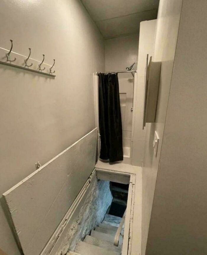 SavageKairn's tweet image. #DesignFail

At least there&apos;s a convenient towel hook.

#Yikes