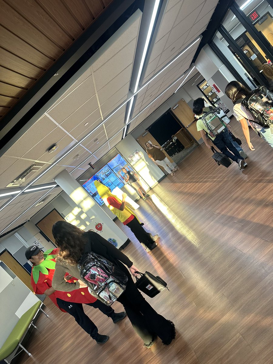 Look at who is greeting our <a href="/IMMSLions/">Irma Marsh Middle School</a> this morning to encourage all our students to eat breakfast <a href="/yuma_dave/">David Smith</a> <a href="/CastleberryISD/">Castleberry ISD</a> @msbearce