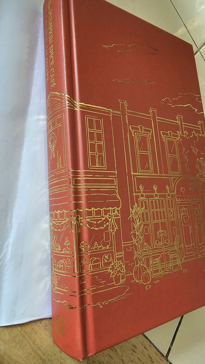 How cute are the edges of my Pumpkin spice cafe book 😍🍁🍂🎃
Limited edition✨️

#booklovers