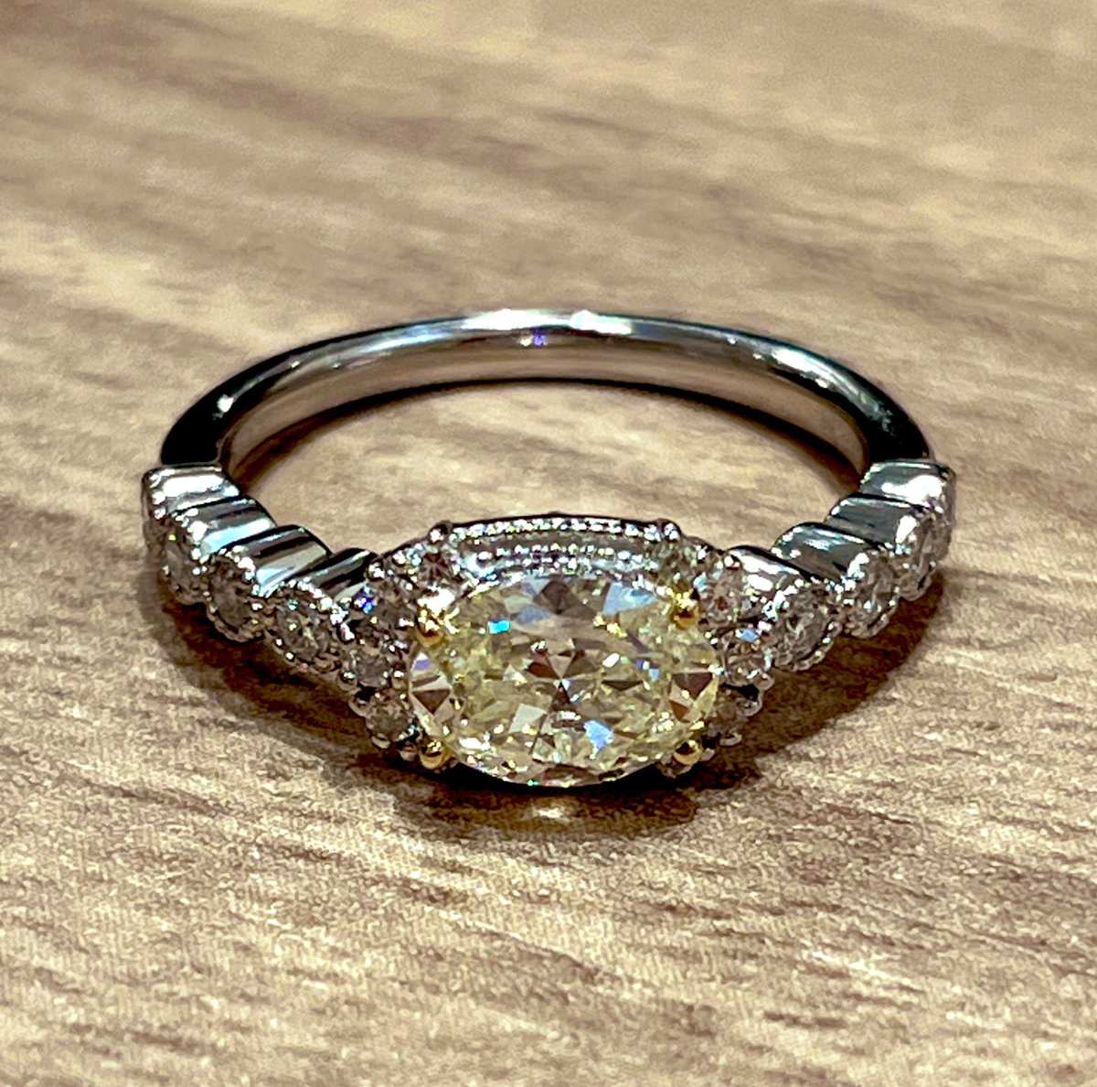 yabahou1945's tweet photo. 1ctダイヤモンドは
やっぱり素敵💎
#ダイヤモンド　#1ct https://t.co/EMij6lBZd7