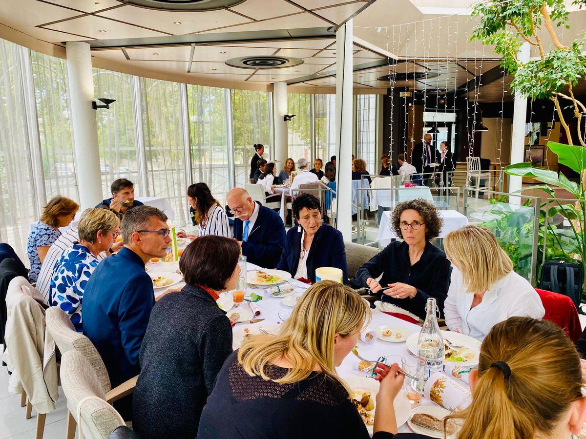 acgrenoble's tweet photo. Accueil des personnels de direction et inspecteurs stagiaires #PromoJacquesDelors. La rectrice @HeleneInsel et la @sg_grenoble ont félicité les participants pour leur engagement dans leurs nouvelles fonctions ➡️Compétences métiers de l’encadrement ➡️Processus de titularisation https://t.co/tqpUg36WiS