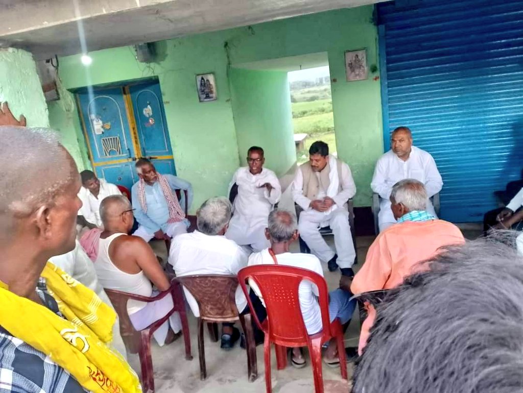 कल दिल झकझोर देने वाली घटना हमारे चान्दन प्रखण्ड के बेहरार गांव में चार बच्चे की तलाब में डूबने से दुखद मृत्यू हो गई थी I पीड़ित परिवारजनों से मिल अपनी गहरी सम्वेदना व्यक्त की और हरसंभव सहयोग करने का निर्देश प्रशासन को दिया।