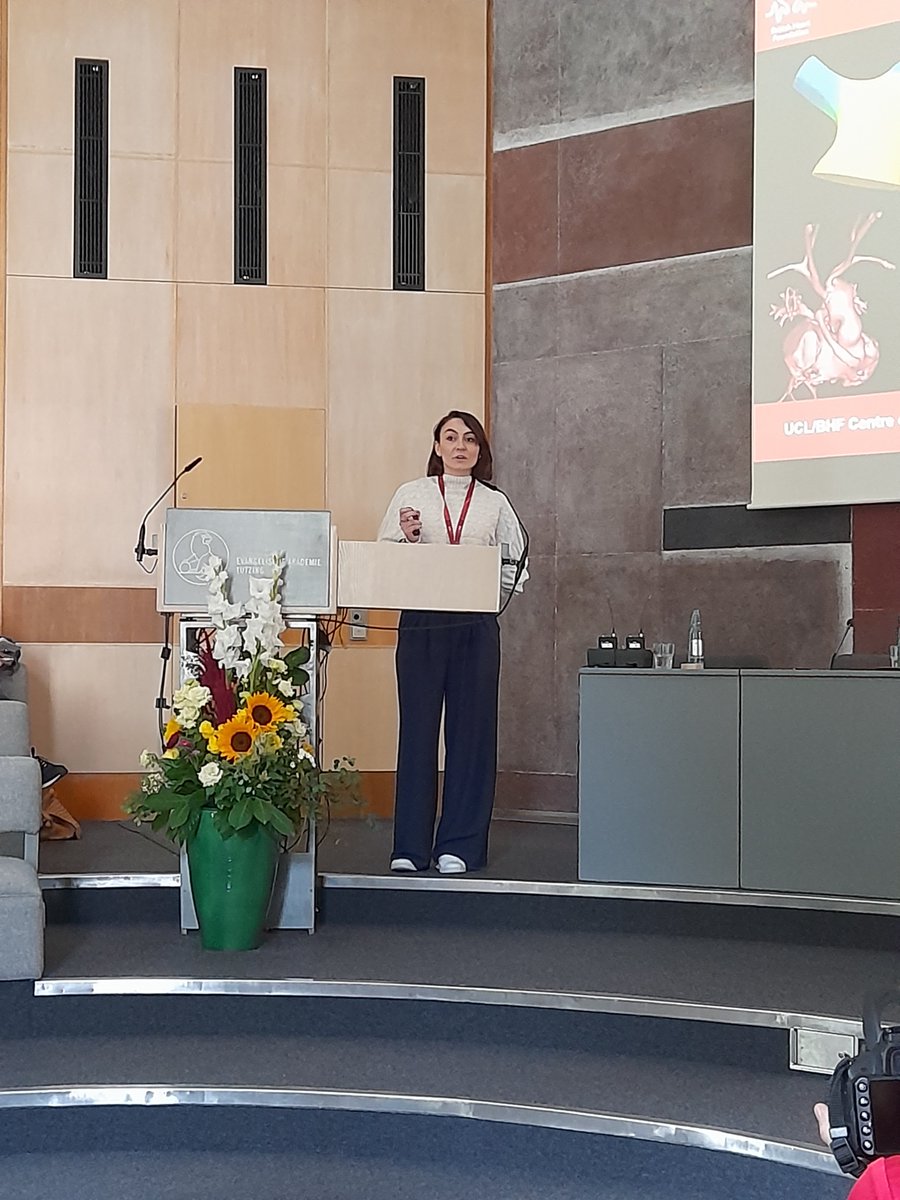 Brillant presentations by young investigator fellows of the #EAS Pelin Golforoush and Azin Kheirkhah at the #EuropeanLipoproteinClub

#tutzing
#Pi3k-Akt
#PCSK9