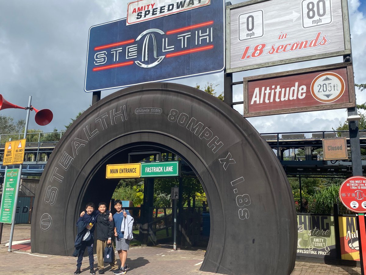 Lockers Park School tweet media