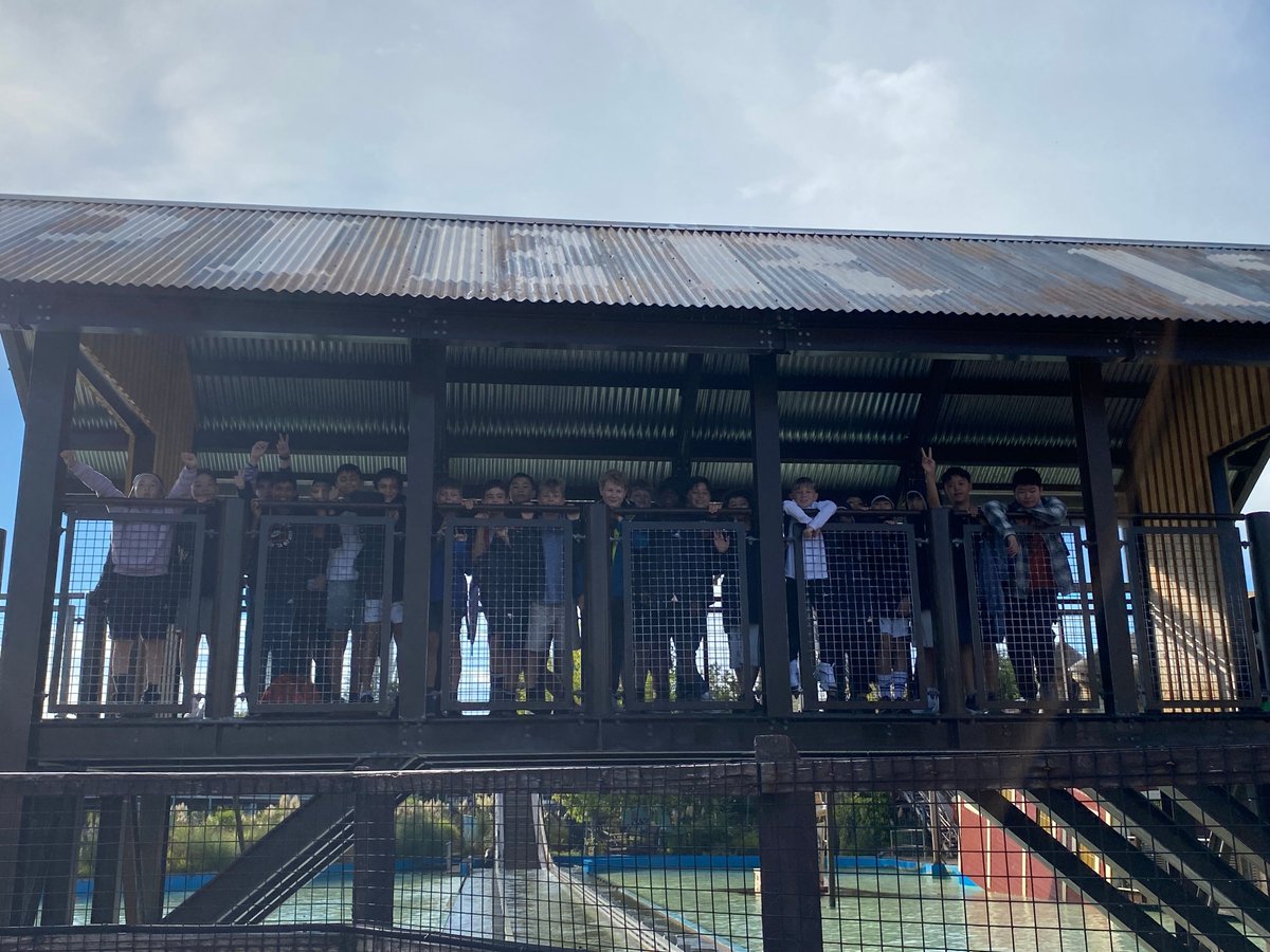 Lockers Park School tweet media