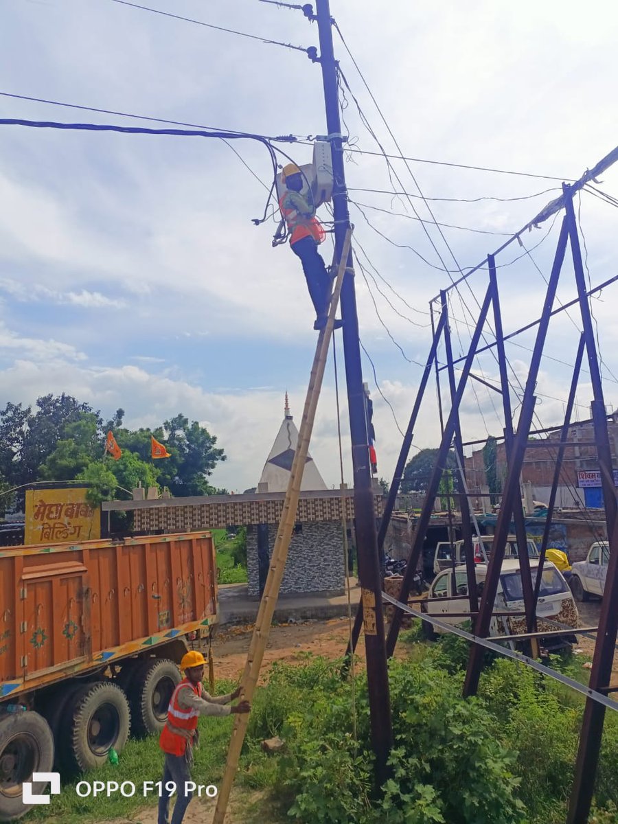 puvvnlchandauli's tweet image. जनपद चंदौली विद्युत वितरण खंड-द्विo,मुगलसराय  में अलीनगर उपकेंद्र के अंर्तगत विद्युत व्यवस्था को बेहतर बनाने के लिए #RDSS योजना के तहत #abccable को सही करने का कार्य किया गया जिससे शार्ट सर्किट जैसी समस्या को दूर किया जा सके l 
@aksharmaBharat @EMofficeUP @PuVVNLHQ @UPPCLLKO