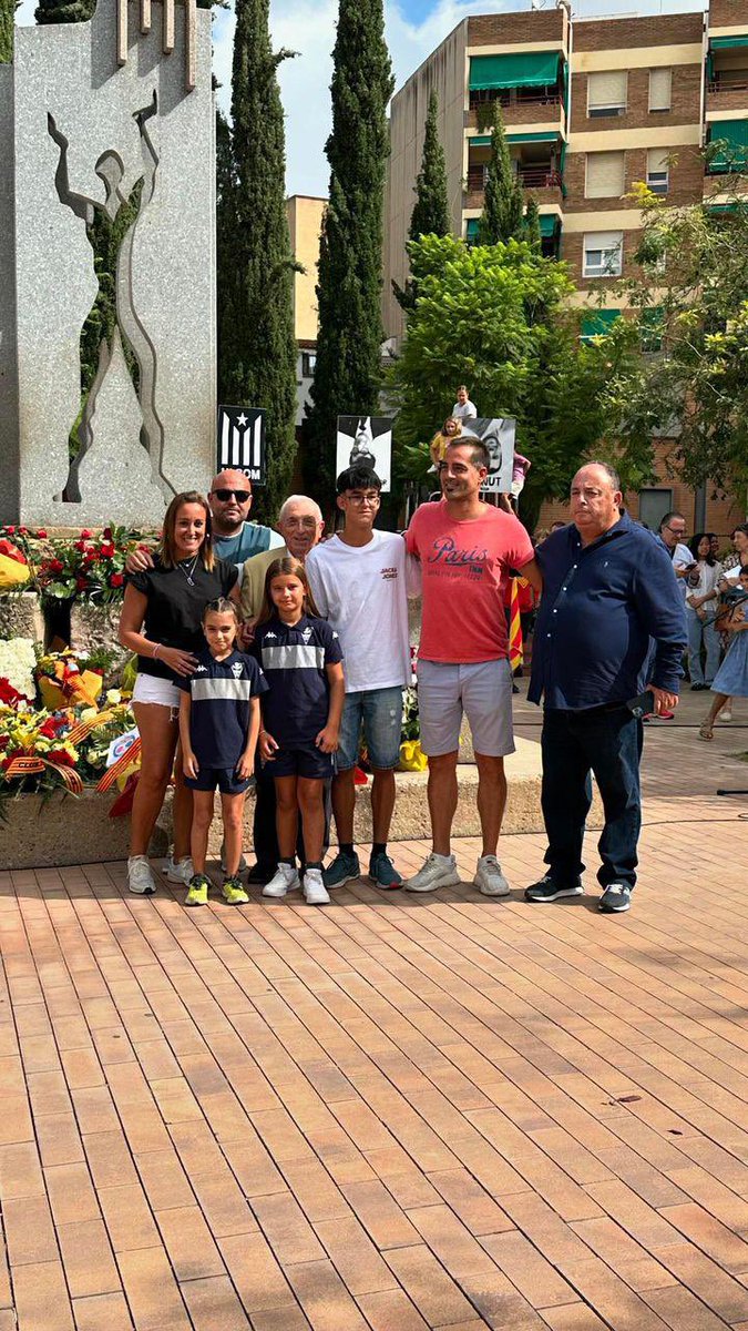 ecgranollers's tweet photo. El president d’honor Melenchón, membres de la junta directiva i futbol base, presents un any més a l’ofrena floral per la Diada a la plaça 11 de setembre de la ciutat. 💛❤️

#DiadaDeCatalunya #BategaEsportClub💙 https://t.co/kEOqwCmE5N