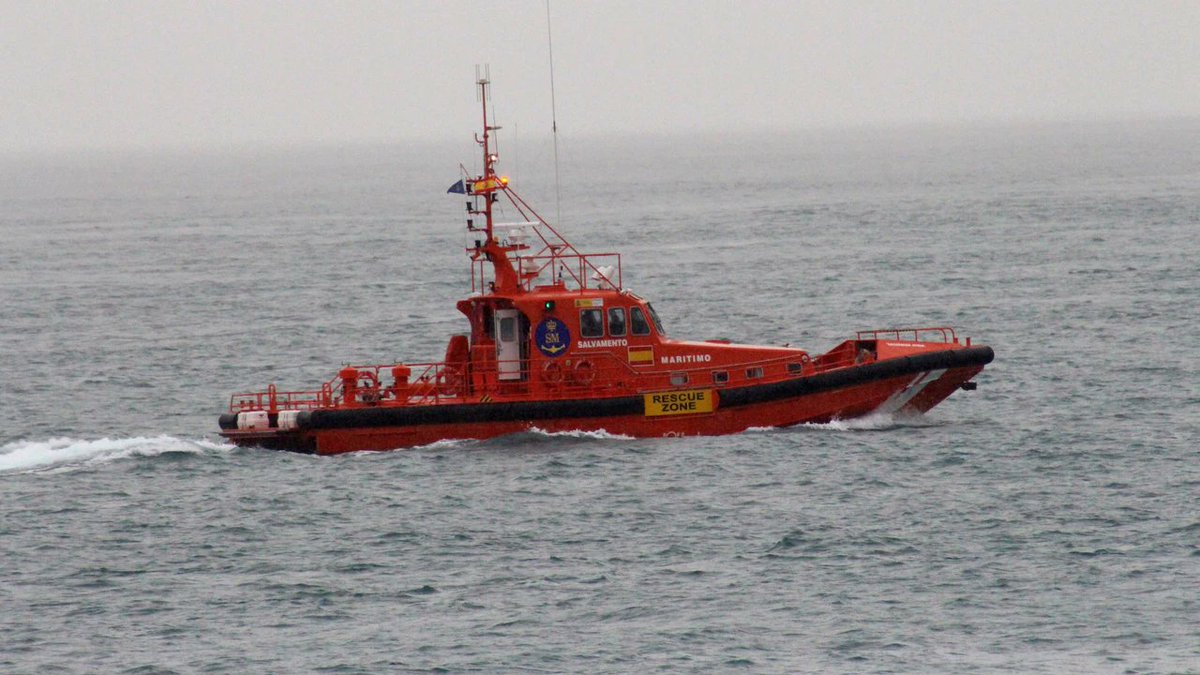 Varada de embarcación ALIZE, con 2 personas, que solicita asistencia en Punta Entinas. CCS Almería moviliza la Salvamar Spica. Por problemas de calado se solicita colaboración de embarcación del puerto deportivo de Almerimar, con la que se consigue remolque a la Spica, que la