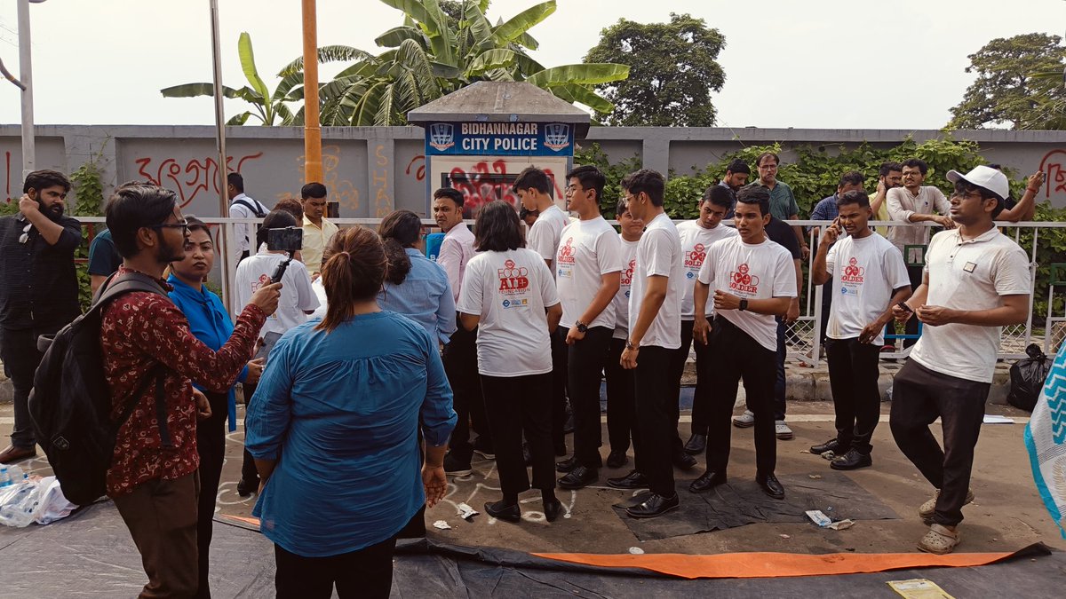 SanjuktaChoudh5's tweet photo. The students of IIHM came to the Protest Site with food &amp; drinking water for the agitating Junior Doctors 

#IIHM #AmarGhorRGKar #JusticeForRGKar https://t.co/yudukySIpZ