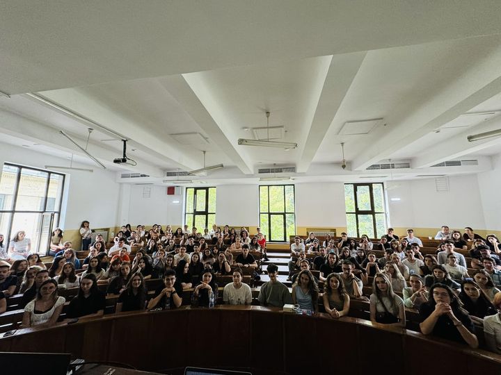 Have we mentioned that all these students of Facultatea de Drept, Universitatea din Bucuresti volunteered to help with our conference? 📷 We couldn’t be prouder of them and on their implication in this event!
