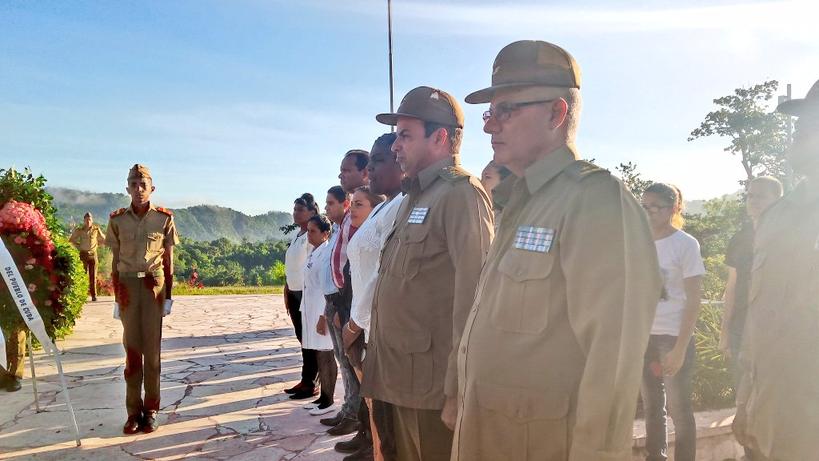 A rendir tributo al Comandante de la Revolución Juan Almeida Bosque, vinimos hoy al Mausoleo del III Frente Oriental. Traemos en el corazón el profundo cariño por el hombre del Moncada, del Granma y la Sierra. 
A 15 años de su deceso, #AlmeidaVive.
 #SantiagoDeCuba