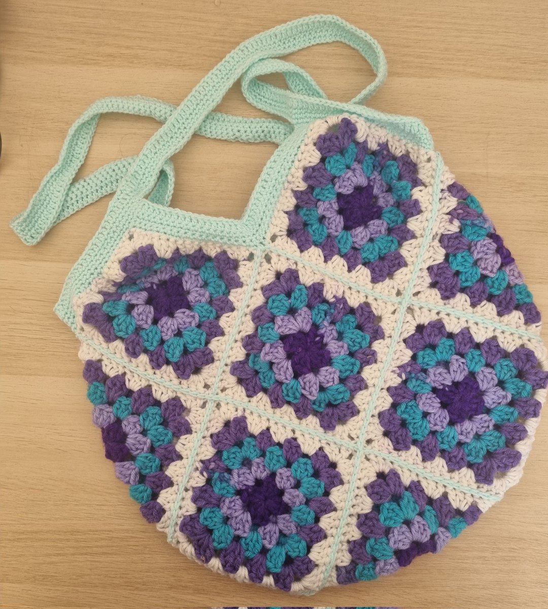 Heya! 
Je vais poster mes travaux en crochet aussi sur ce compte :3 
Voilà 2 sac fait avec de la laine red heart all in one granny square, je suis contente du résultat !
On en fait aussi en live ensemble si jamais :p

#vtuberfr #FaitMain #couture