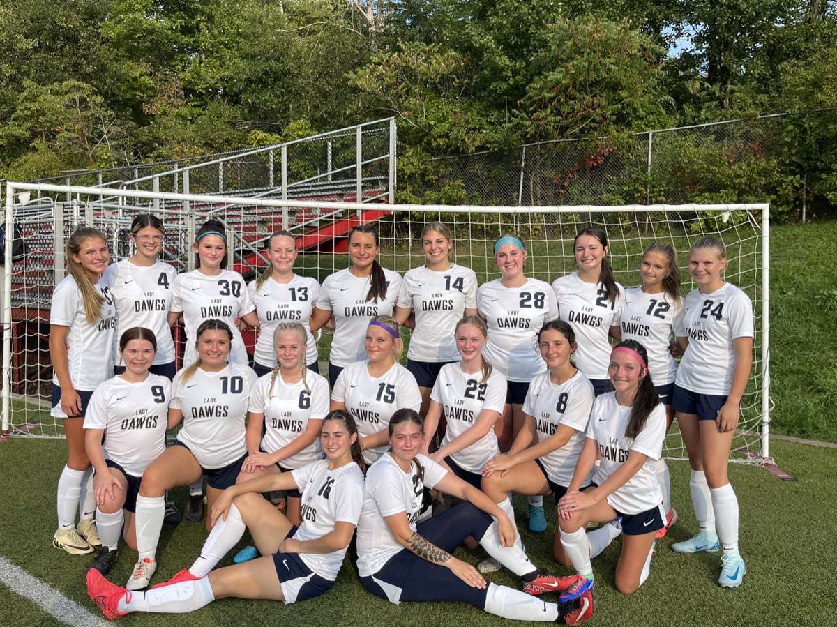 GIRLS SOCCER GAME⚽️⚽️

vs. Cal
@ home
@ 7

Honor 9/11 by wearing your red, white, and blue!!❤️🤍💙