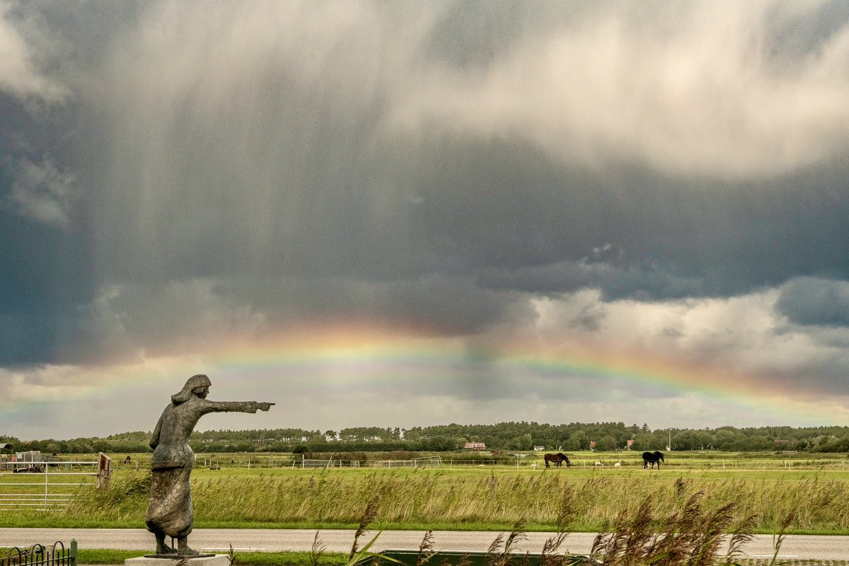 ArieJanVT's tweet photo. Wat een feest om vanmorgen te fotograferen bij de #waddenzee #buienluchten #elementen #weerfoto #natuurfotografie #nature #landschapsfotografie #regenboog #rainbow #clouds #terschelling UNESCO Waddenvereniging Terschelling Magazine VVV Terschelling National Geographic https://t.co/P3uTEDZNrB