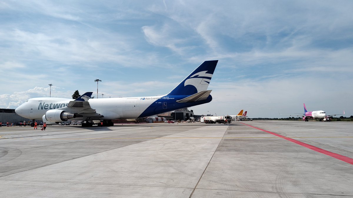 BLQairport's tweet image. Pov! Boeing 747 cargo di Air Atlanta Icelandic in livrea Network Aviation! Ci mancavano tantissimo questi super-nasoni 🤩✈️✈️
L'operazione è curata dalla società cargo del nostro scalo FFM, Fast Freight Marconi ☺️✈️
 #Freight #cargo #handling #spotters #aviationlovers