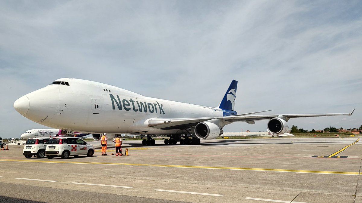 BLQairport's tweet image. Pov! Boeing 747 cargo di Air Atlanta Icelandic in livrea Network Aviation! Ci mancavano tantissimo questi super-nasoni 🤩✈️✈️
L'operazione è curata dalla società cargo del nostro scalo FFM, Fast Freight Marconi ☺️✈️
 #Freight #cargo #handling #spotters #aviationlovers