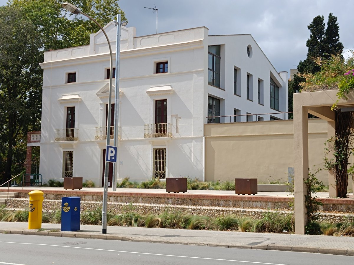 Quan posareu els arbres? Queda tot pelat i el banc del fons s'escalfa molt. <a href="/Cerdanyola/">Cerdanyola</a>